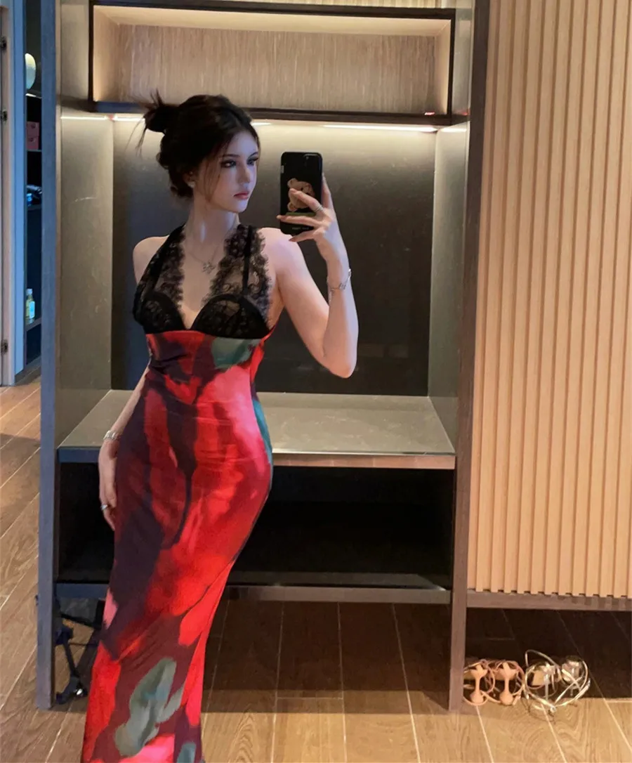 เดรสยาวทรงเอเข้ารูปเอวสูงลายดอกไม้แต่งลูกไม้ คอวีลึก ดีไซน์เซ็กซี่และสง่างาม