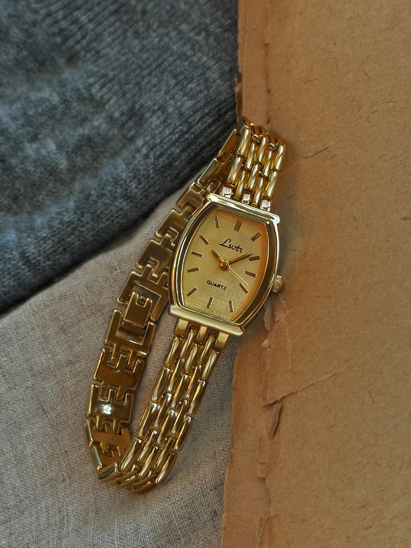 1 New Gold Elegant Ladies Quartz Watch Stainless Steel Strap Barrel Case With Plaid Dial Minority Simple Ladies Bracelet Watch
