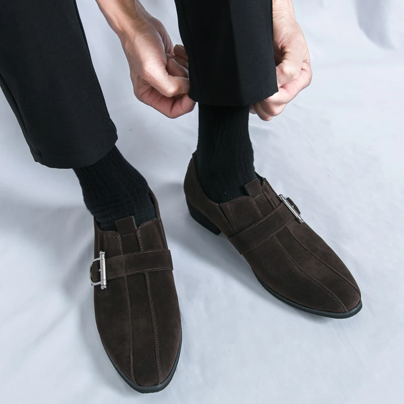 

Брендовые мужские замшевые лоферы с острым носком, модные кожаные туфли без шнуровки с пряжкой в корейском стиле, повседневная деловая кожаная обувь для поездок на работу