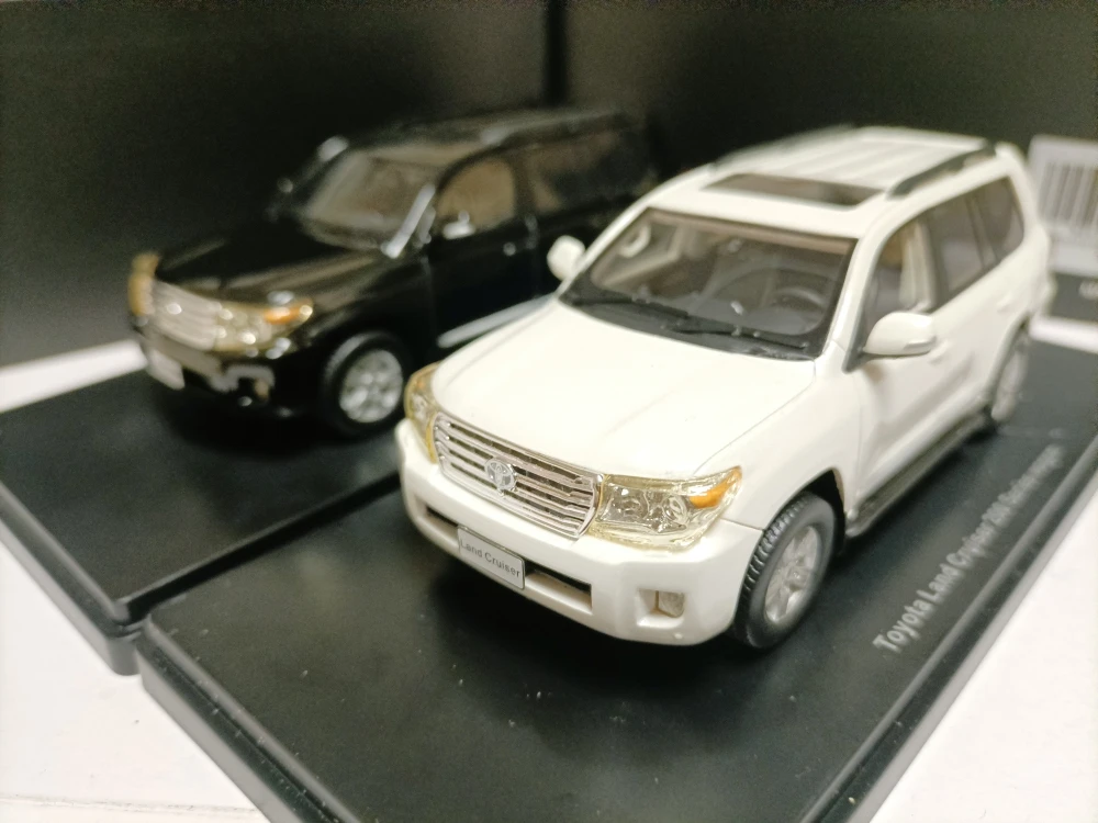 wagon-tout-terrain-en-resine-hrn-1-43-toyota-land-cruiser-modele-landcruiser-lc200