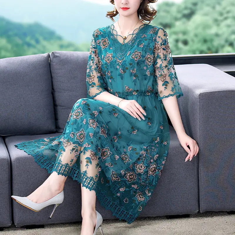 

2023 Summer Embroidered Dress Temperament Celebrity Fashion Short Sleeve V-Neck Versatile Elegant Mesh Dress Midi Vestidos Z1834