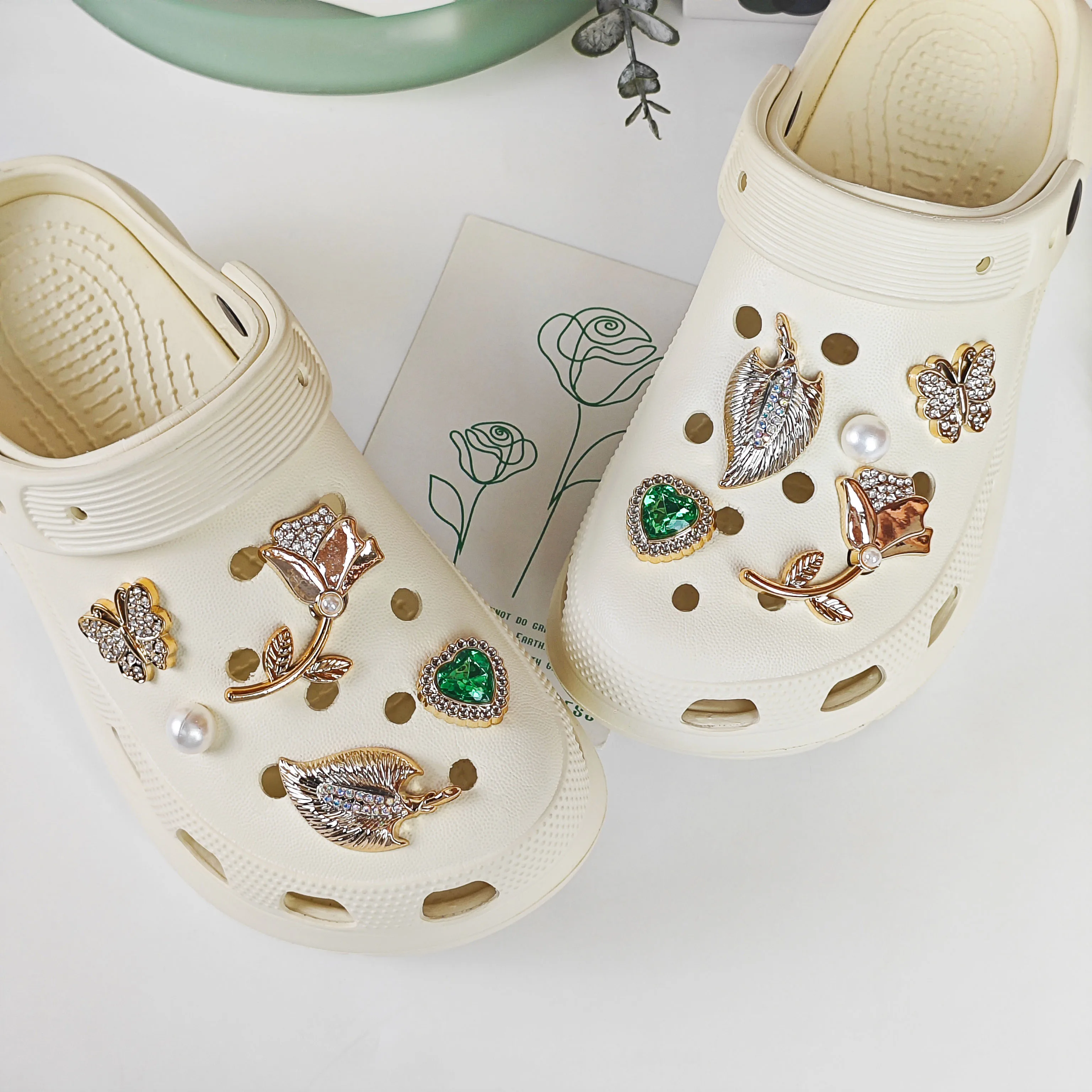 10Pcs Shoe Decoration DIY Charms, Shiny and Fashionable, Versatile Rose Flower, Calla Lily, Butterfly, Heart, Faux Pearl Personalized Slipper Decoration Clips, Suitable for Eva Beach Shoes, Sandals, Detachable Shoe Decoration, Girls' Accessories, Holiday Gifts