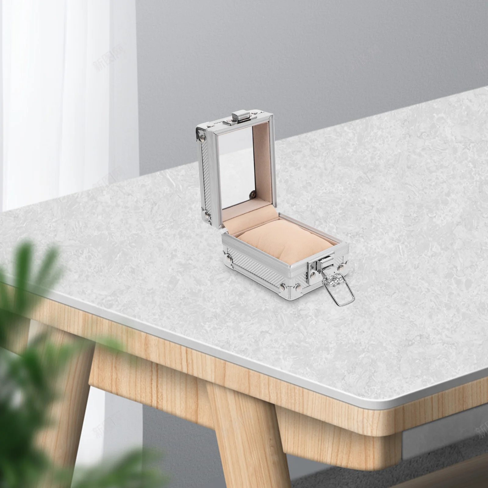 

Single Aluminum Watch Winder Compact Silver Case with Flexible Pillows Protect Watch Storage Box for Travel Home