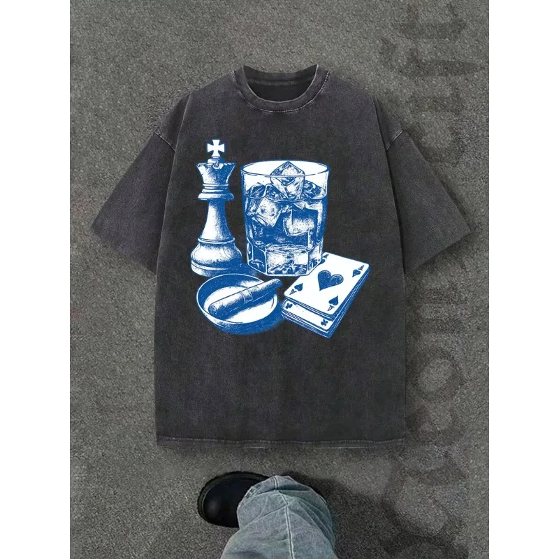 camiseta-grafica-vintage-lavada-com-temas-de-xadrez-uisque-poker-e-charutos-com-arte-linear-estilosa-casual-de-manga-curta-corte-solto-e-gola-redonda-para-o-dia-a-dia