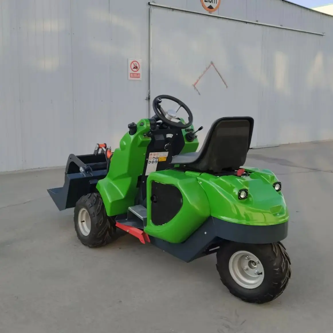 

er for saleA new type of wheel slip steering loader with attachments a 3-wheel mini slip steering loader