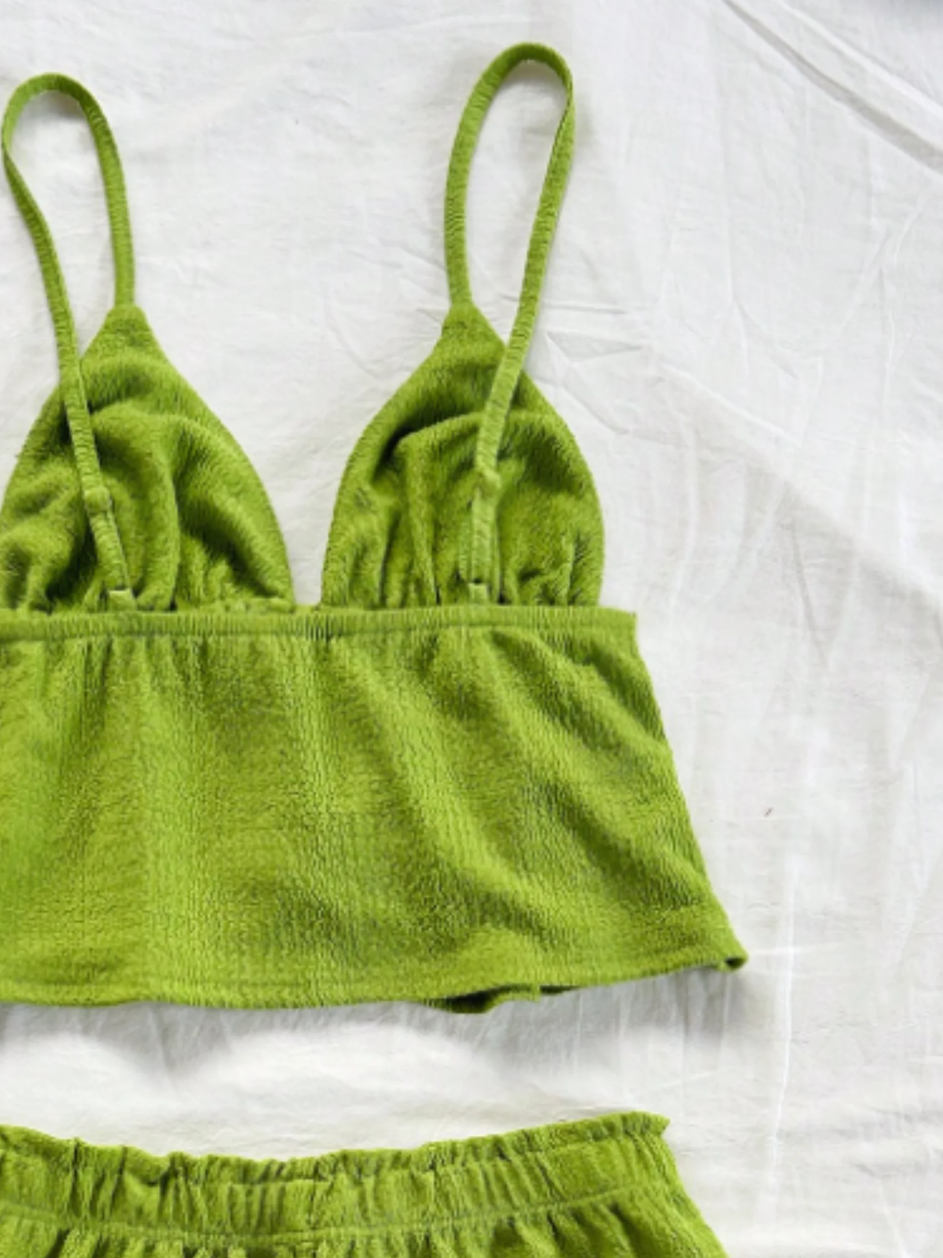 Nowy, najlepiej sprzedający się damski komplet: gładka koszulka na ramiączkach z regulowanymi guzikami i krótkie spodenki.