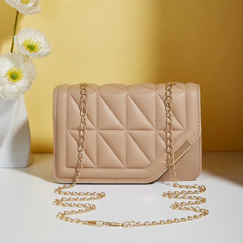 Klassische schwarze gesteppte Umhängetasche für Damen, stilvolle Umhängetasche mit Kettenriemen, vielseitig einsetzbar für elegante, lässige und formelle Anlässe – Detail 1