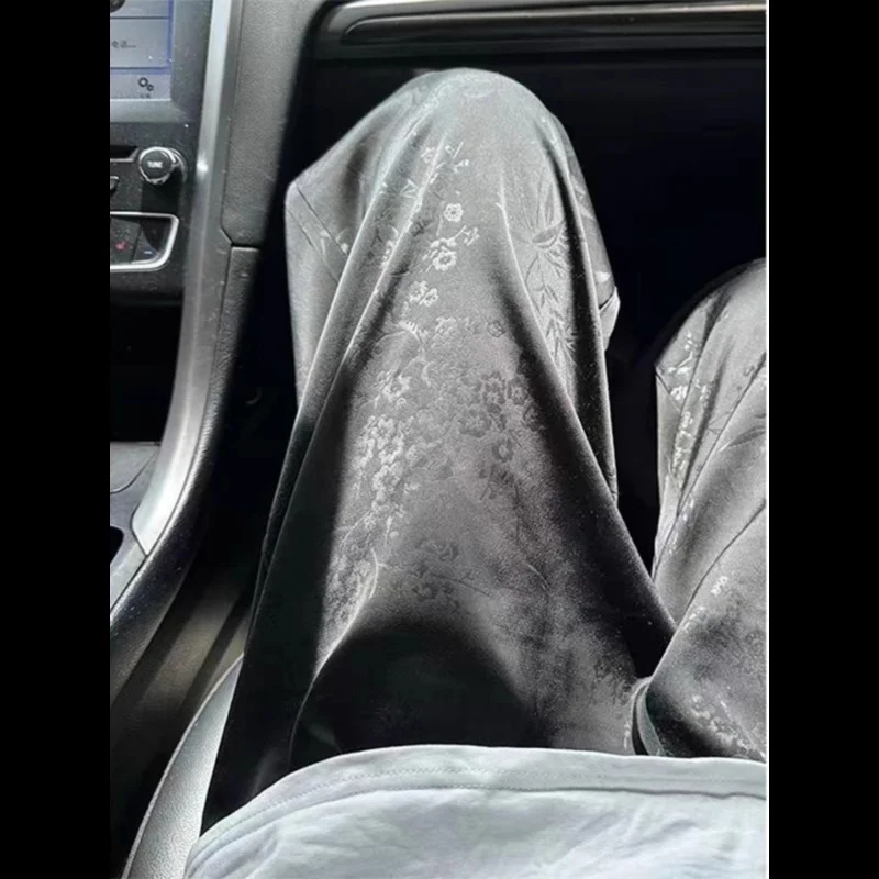 Duże Rozmiary 300 Pou Satynowe Spodnie Casualowe z Haftem Męskie Letnie Nowe Chińskie Modne Spodnie w Stylu Narodowym z Efektem Draperii i Prostymi Nogawkami...
