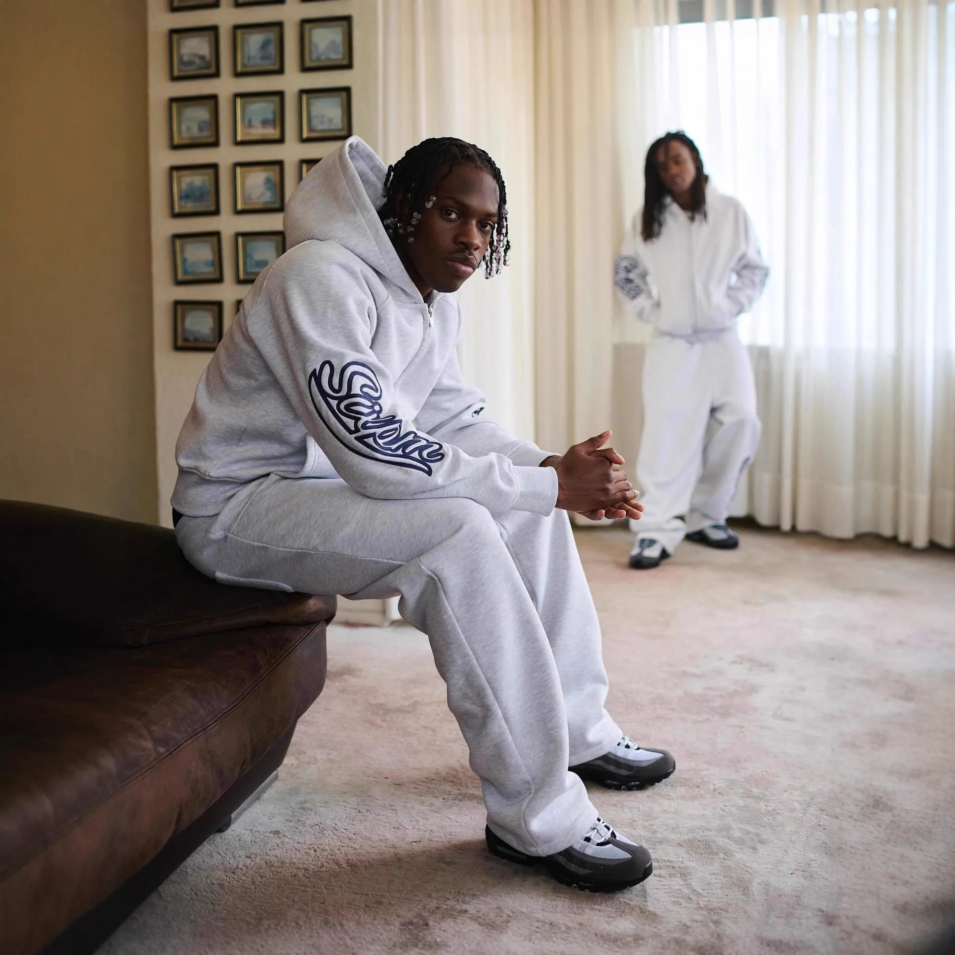 سترة بقلنسوة رياضية مرقعة بشعار Sixpm مطرزة بسحاب على الطراز الأمريكي كاجوال بأكمام طويلة من القطن للشباب