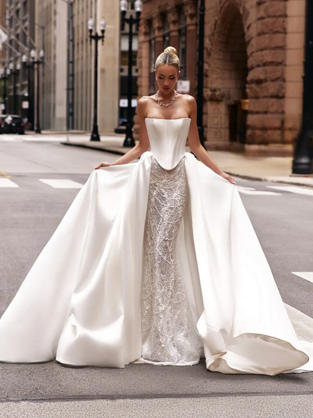 Perlenbesetztes Korsett-Spitzenhochzeitskleid mit abnehmbarer Schleppe, elegantes, trägerloses Satin-Brautkleid, neue maßgeschneiderte Kleider für die Braut