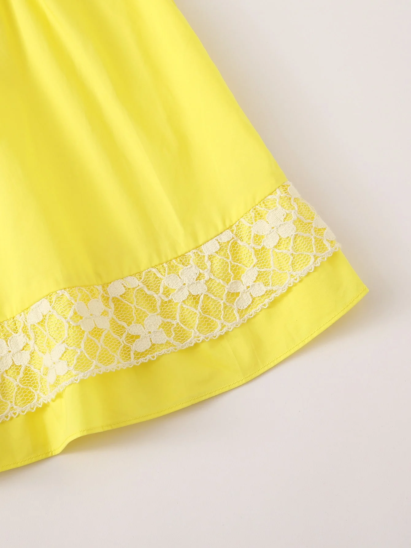 Girls comfortable western style small flying sleeve mesh hollow embroidery small Daisy square collar slim yellow dress summer