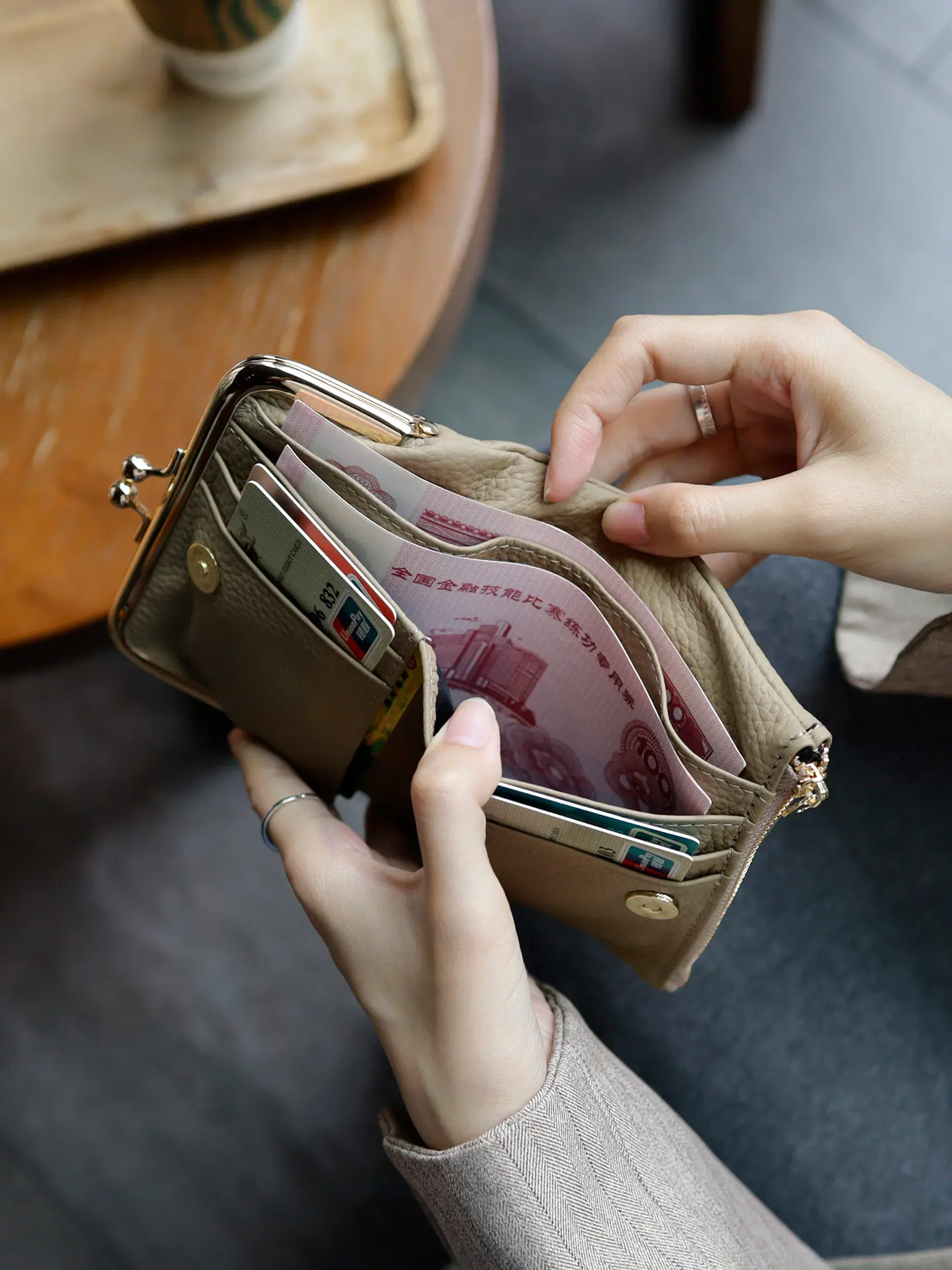 2026 New women's genuine leather wallet, short top layer cowhide clip coin purse, large capacity and multi-functional