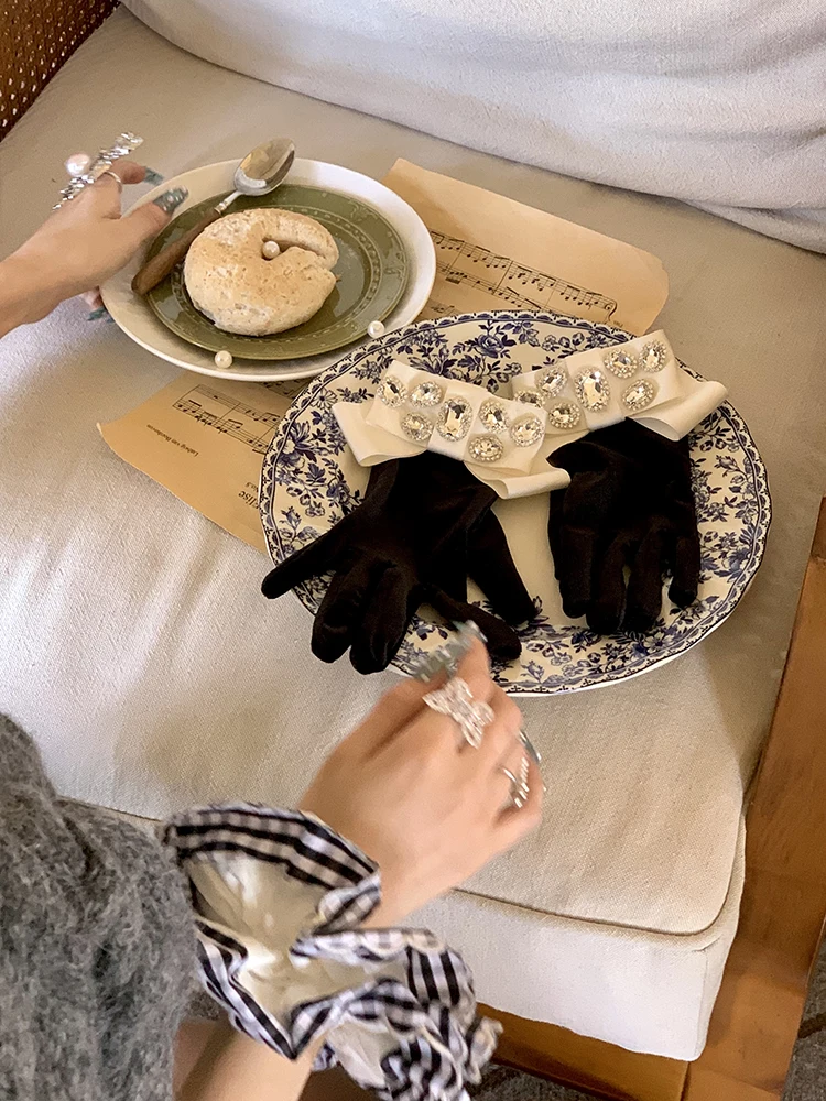 Guantes de terciopelo negro para mujer, adorno con textura de corte, cinta brillante con incrustaciones de gemas, decoración Universal para las cuatro estaciones, primavera y verano