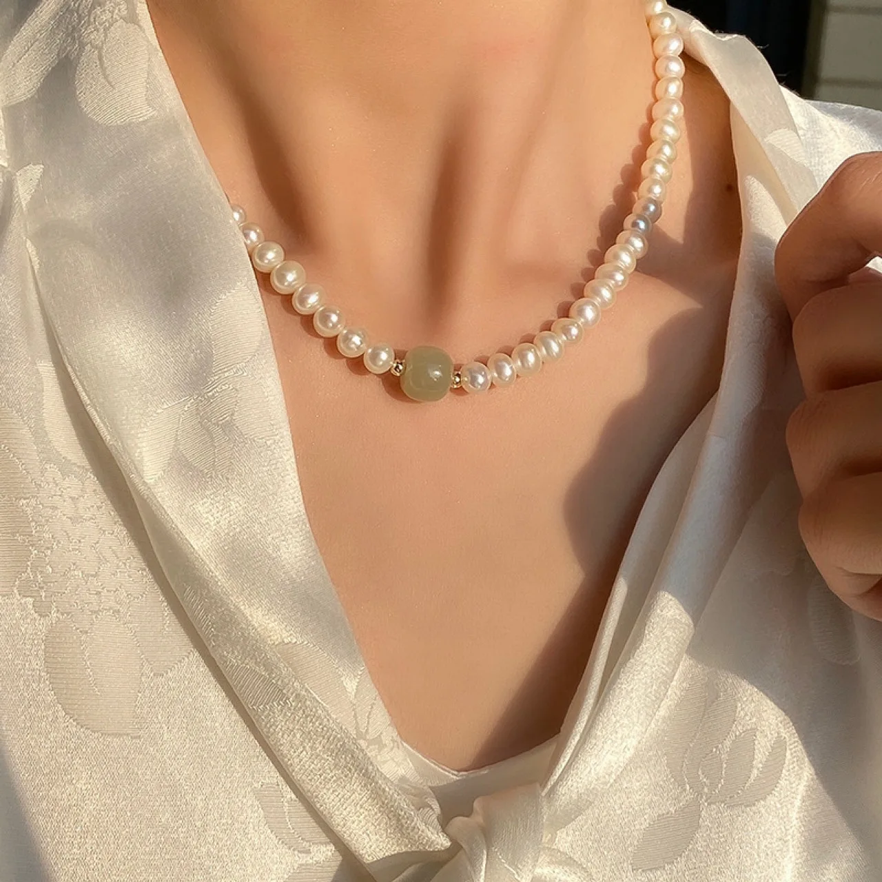 100 % natürliche helle Süßwasserperle und Nephrit-Jade-Stein, 14 Karat Gold gefüllt, weibliche Halskette, Schmuck für Frauen, kurze Ketten, Geschenke – Detail 3