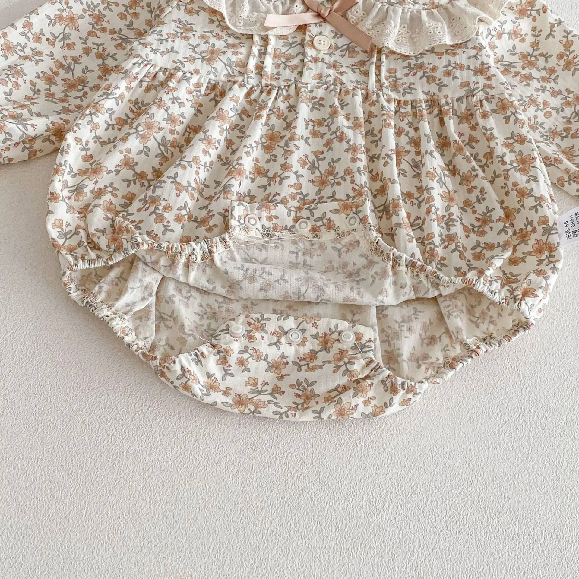 ملابس الطفل 2026 ربيع الخريف جديد طفل الفتيات طويلة الأكمام داخلية الرضع الأزهار قطعة واحدة الملابس مع العصابات الشعر