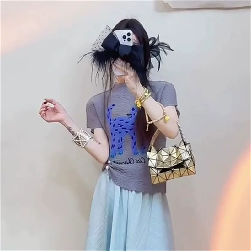 

Miyake плиссированная футболка с нерегулярным принтом, складные топы, женские летние новые возрастные свободные плиссированные рубашки с круглым вырезом и короткими рукавами, женская