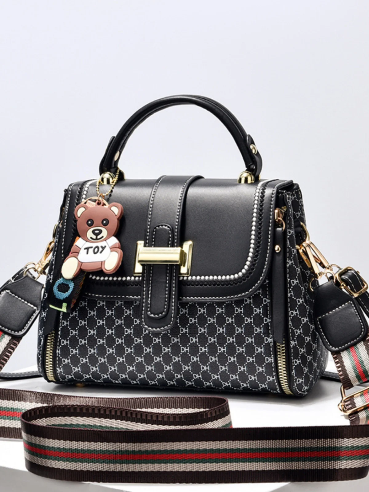 

Небольшая квадратная сумка в стиле ретро, новинка 2025, универсальная пригородная сумка через плечо на одно плечо для мужчин и женщин