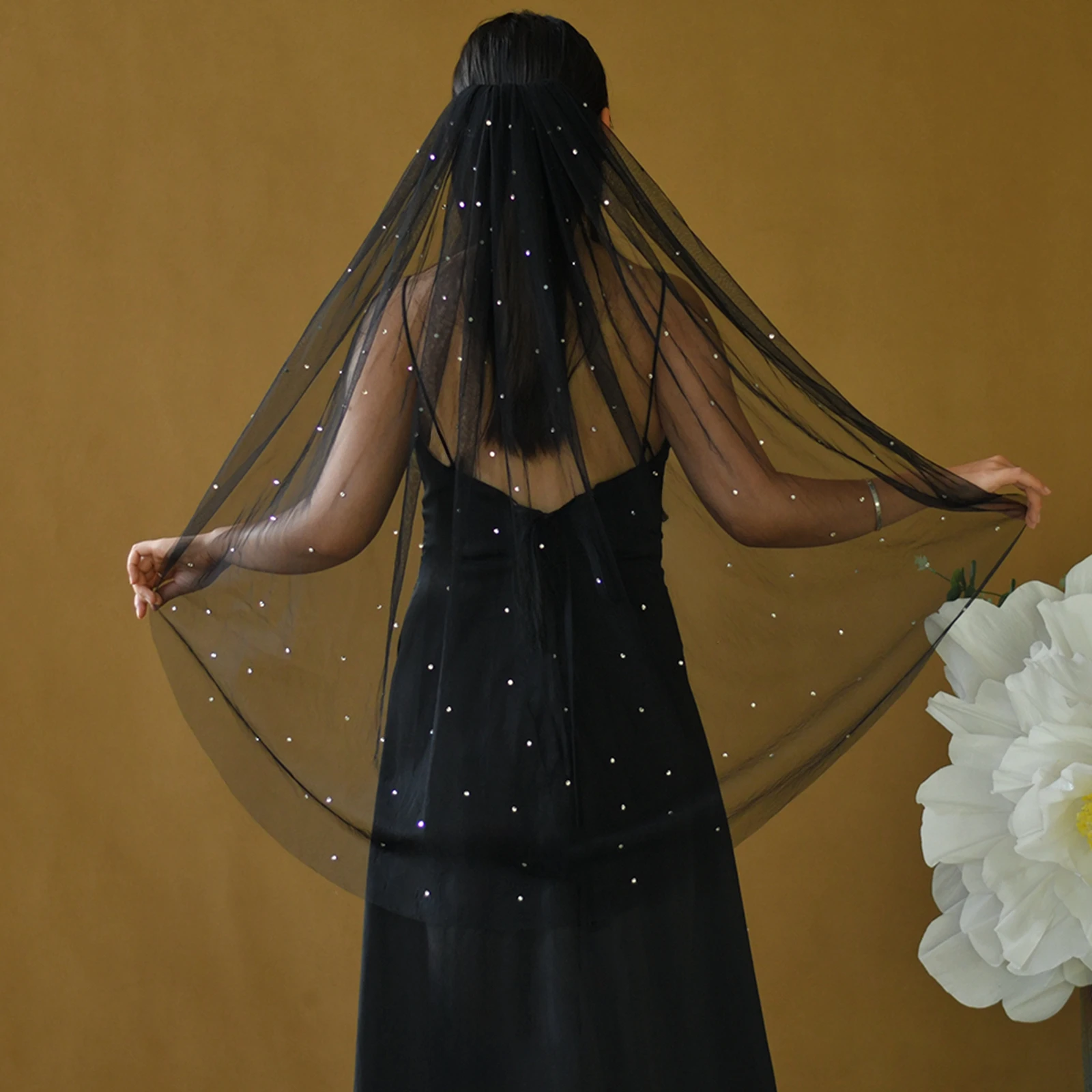 

TOPQUEEN фата длиной до кончиков пальцев, черные стразы и блестки, блестящая фата со звездным светом и расческой, свадебные аксессуары M127