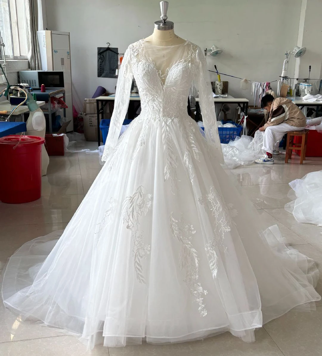 Apliques Corte Tren Vestidos de novia O-cuello Manga larga Vestidos de novia de encaje Una línea personalizada