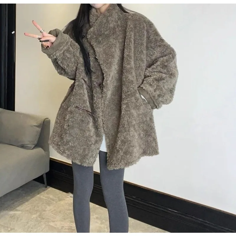 

Women's Mid-long Reversible Suede Imitation Lamb Wool Fur One-piece Horn Button Fluffy Coat