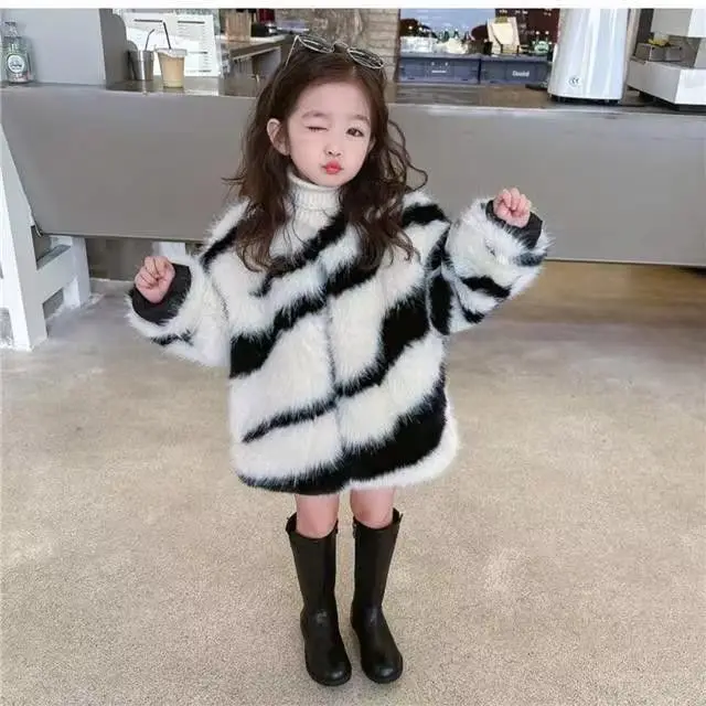 معاطف من الفرو الصناعي للأم والبنت مبطنة حرارية · ملابس شتوية متطابقة لعام 2024 · ملابس عائلية عصرية #5