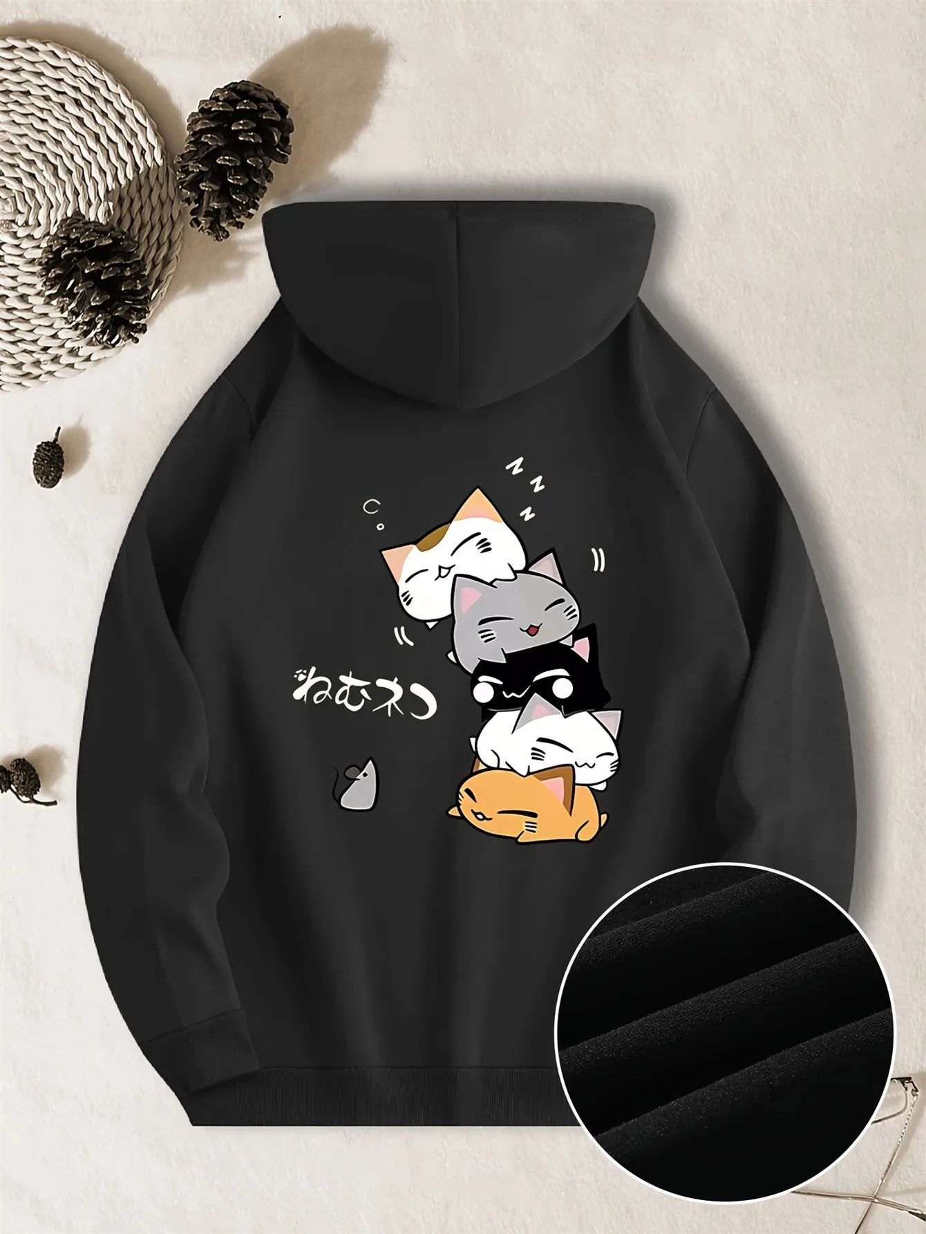 Herren-Kapuzenpullover in Übergröße mit japanischem Anime-Katzenmuster – Langärmliger, figurbetonter Pullover mit japanischem Text und Manga-Charakteren.