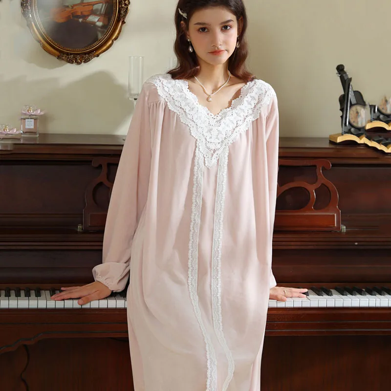 Women\'s Nightgown Long Sleeves Velvet Nightdress Winter Palace Style Warm Pajamas Loose V Neck Red Black Green Bridal Gown FG425