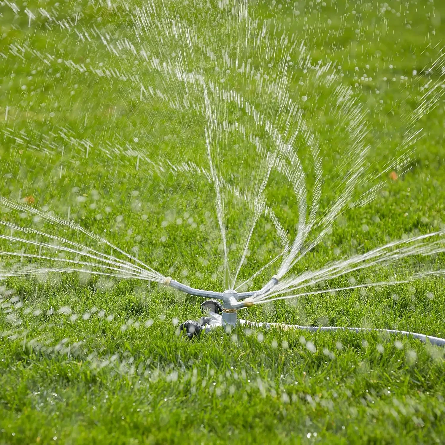 Hochleistungs-Spinnsprinkler mit 692 Quadratfuß und Rädern, drehbarer Sprinklerkopf aus Metall für 360-Grad-Abdeckung in Blumenbetten