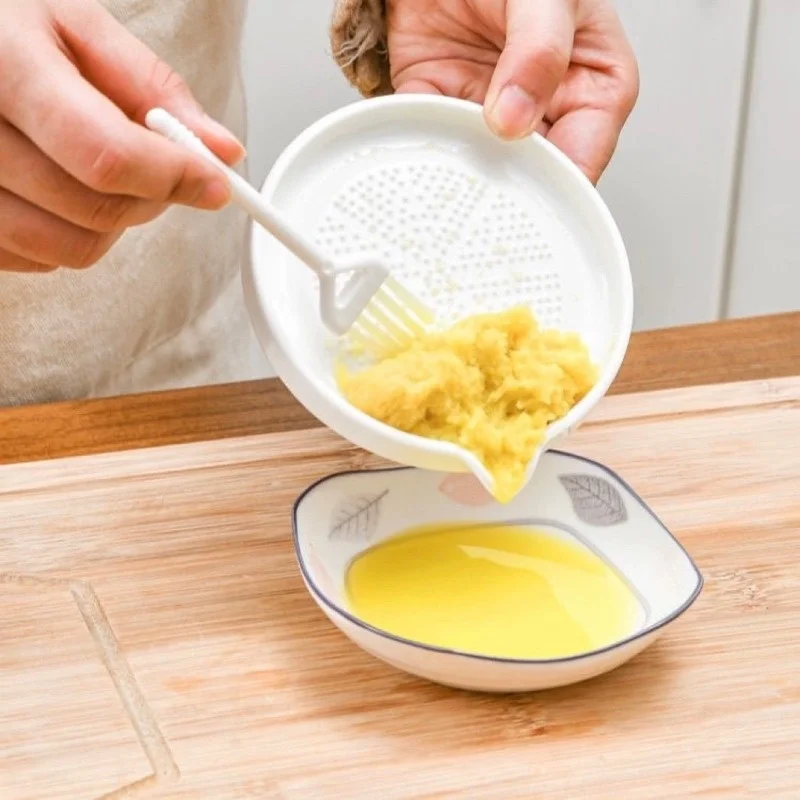 Neues Keramik-Ingwerreibe-Werkzeug für die Küche, Handmühle, Knoblauchpresse, tragbares Karotten-Ingwer-Reibe-Küchenwerkzeug mit Bürstenwerkzeugen