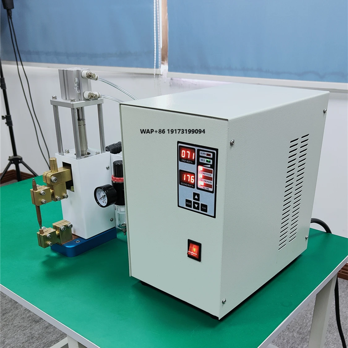 

Micro ST-1800 Inverter Resistance Spot Welder Hardware Spot Welding Machine