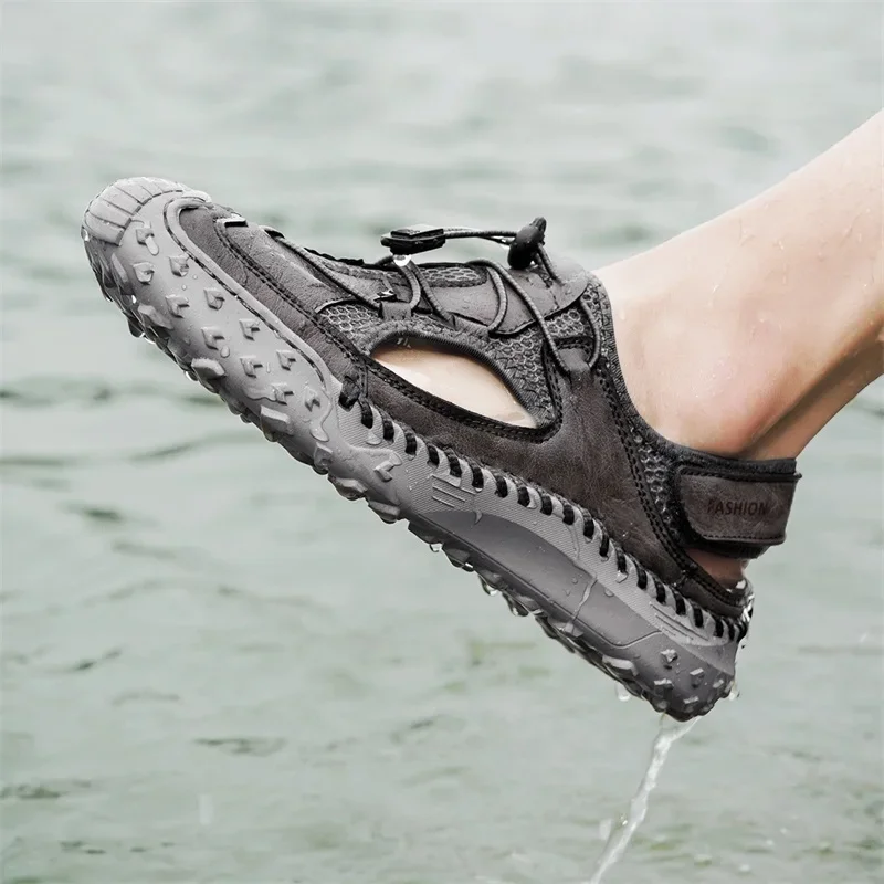 

2025 Summer Breathable Men’s Beach Leather Designer Slippers Non-Slip Mule Luxury Roma Gladiator Sandals Men Casual Flip Flops