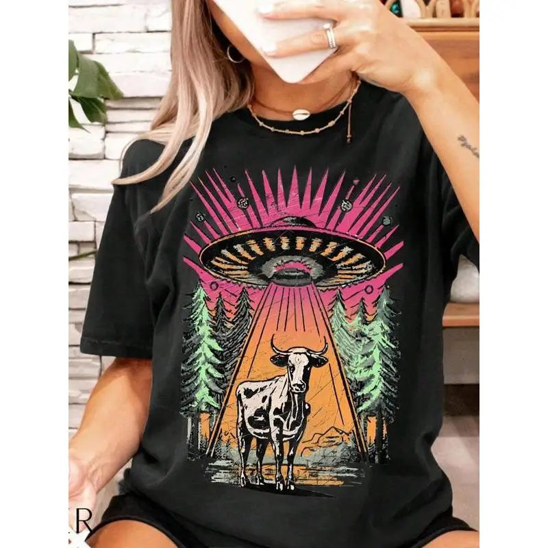 

Unisex Vintage UFO Abduction T-shirt Funny Cow Graphic Tee Retro Sci-Fi Alien Space Top for Women Men Gift