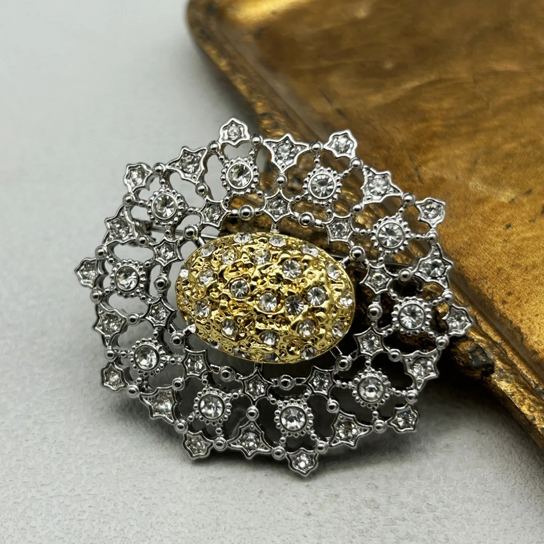 

Средневековая винтажная придворная винтажная двухцветная полая брошь со стразами, простая модная универсальная брошь