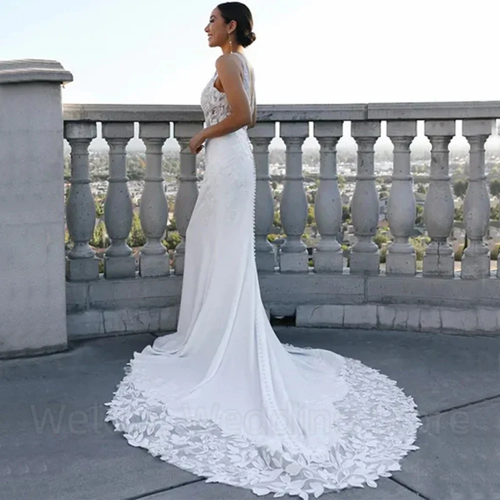 Zartes Brautkleid im Meerjungfrau-Stil mit Applikationen, sexy, tiefer V-Ausschnitt und offenem Rücken mit Knöpfen, Sweep-Zug, ärmellose Brautkleider