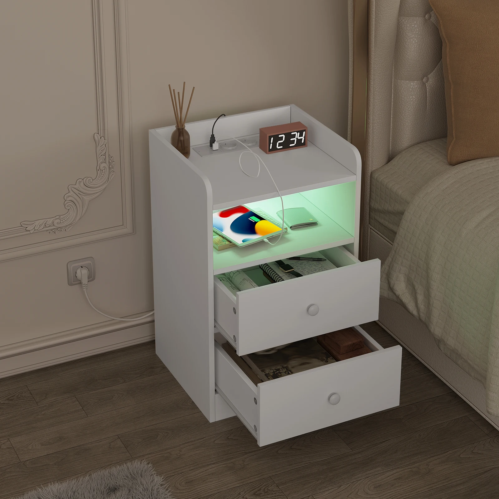 WOLTU Table de chevet avec station de charge, prises USB, ports USB, table d'appoint avec lumière LED, table de chevet en bois pour chambre à coucher