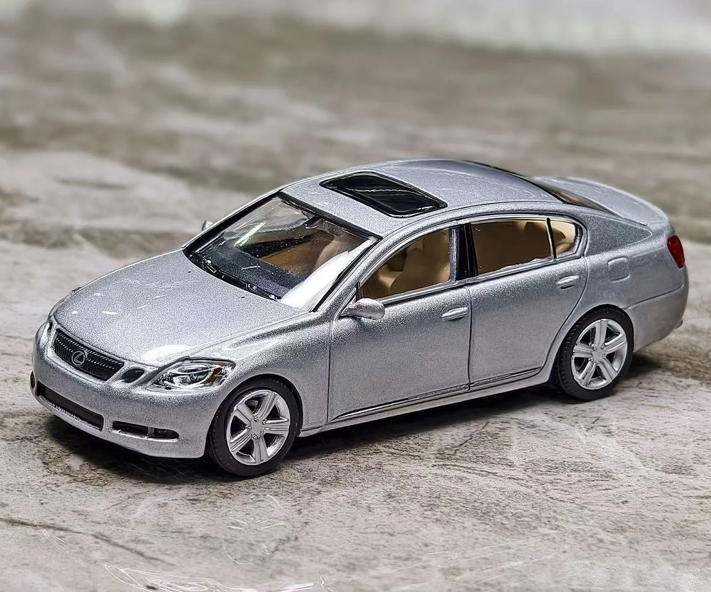 

Модель автомобиля из сплава Model One 1:64 GS300