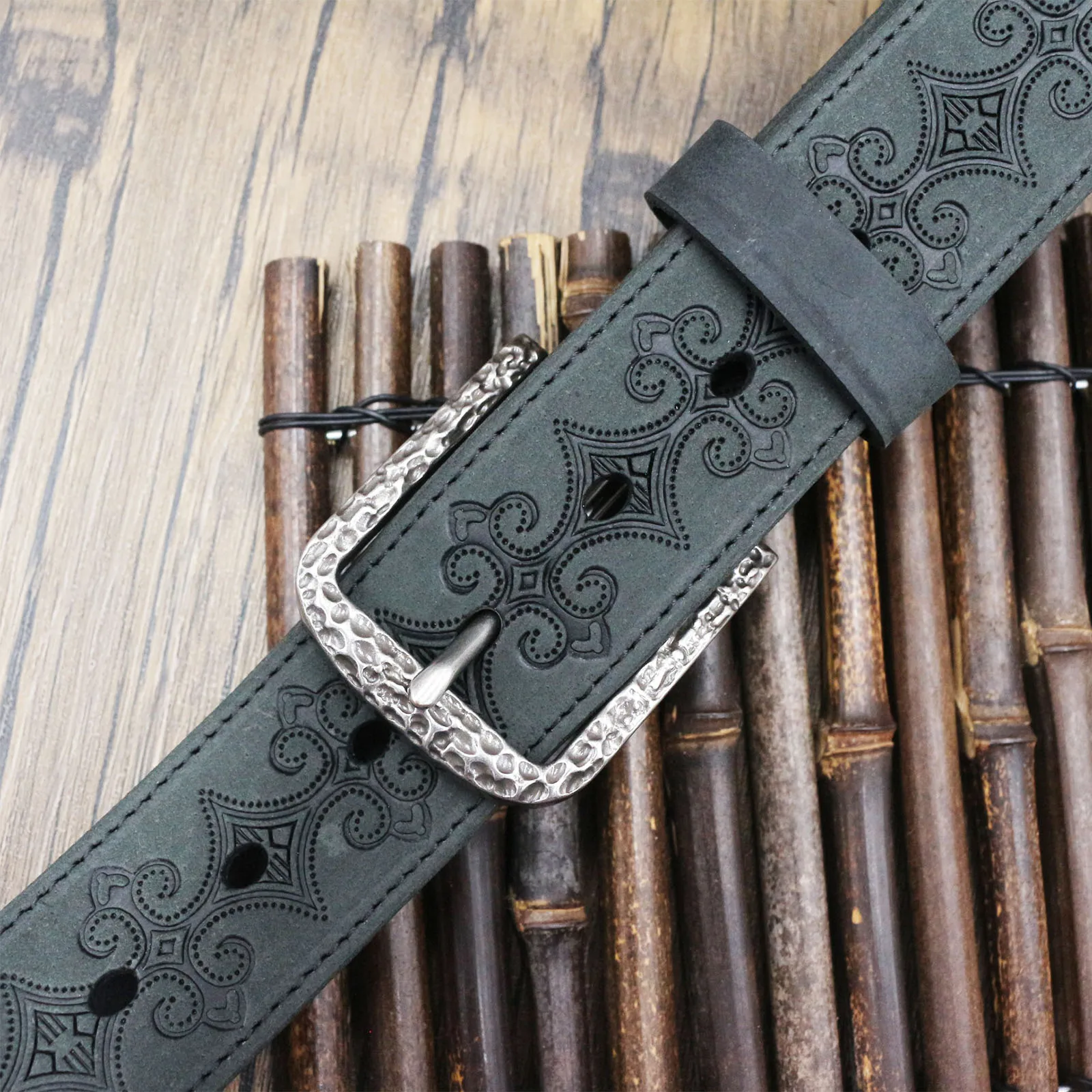 Retro Western Style Men Full Grain Leather Belt Embossed Skull Gun Pattern Carved Cowboy Belt For Daily Wear
