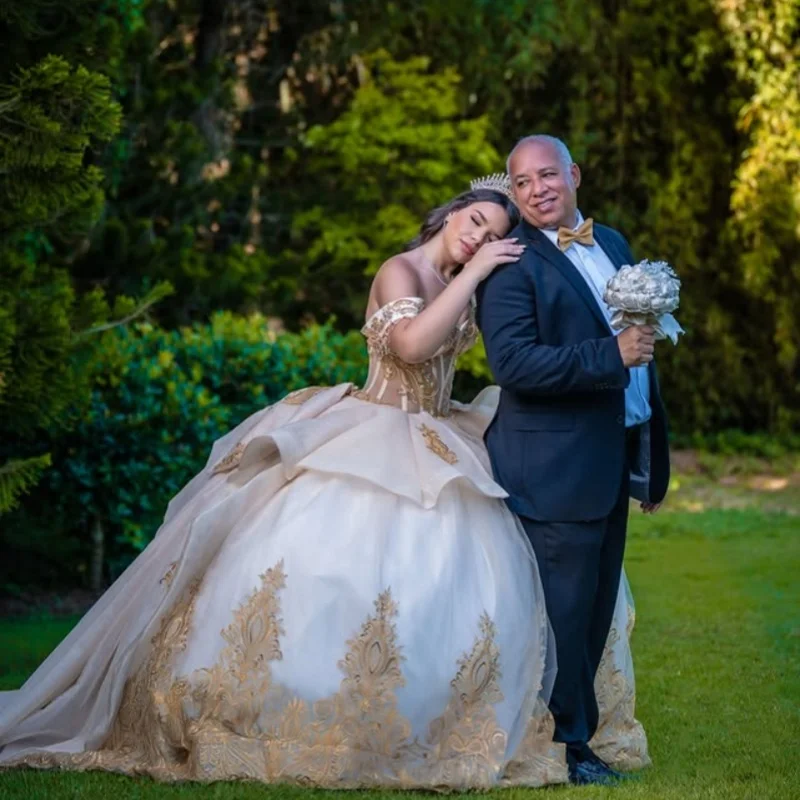 Personalizado cor champanhe quinceanera vestidos fora do ombro apliques dourados camadas cauda longa vestido de 15 quinceanera
