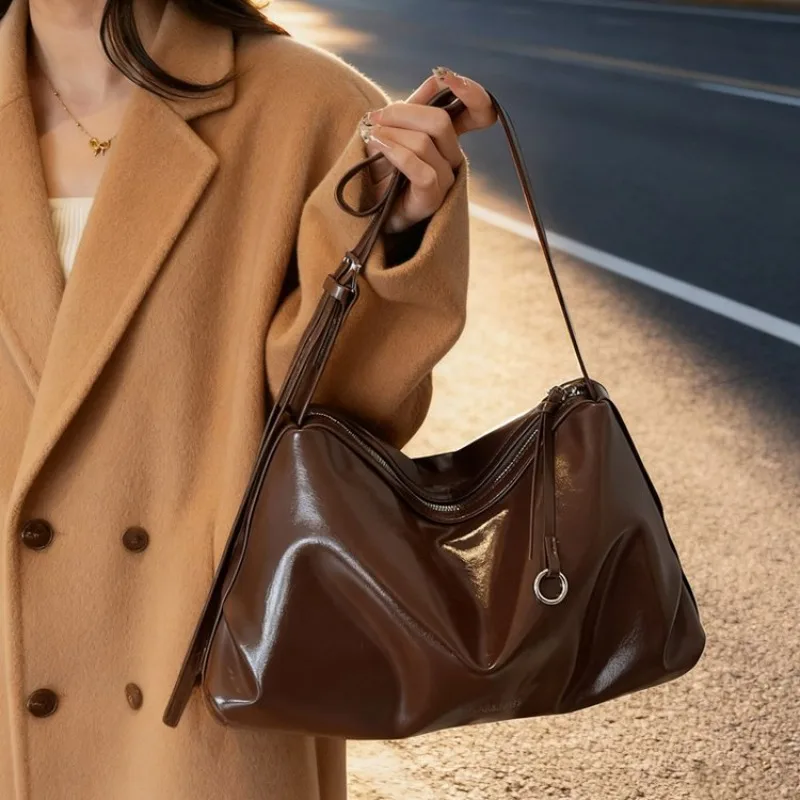 

Классическая модная роскошная сумка для подгузников для женщин, элегантная кожаная сумка через плечо, вместительная сумка-тоут с минималистичным дизайном и логотипом.