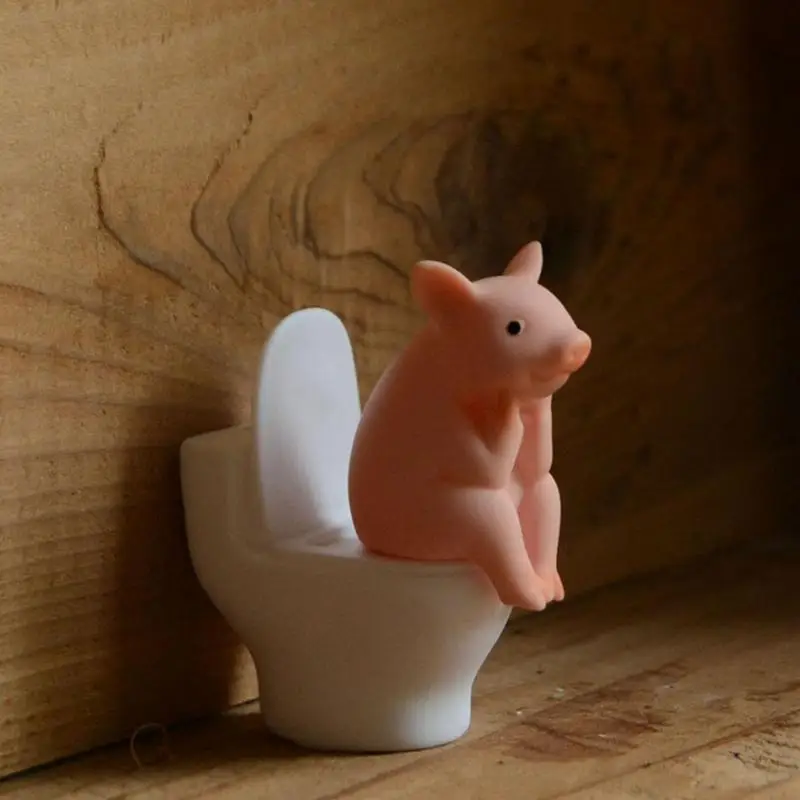 Cartoon Pig Desktop Ornaments Pig Sitting On Toilet Piggy Figurine Miniature Animal Creative Toy regalo per bambini decorazione Desktop