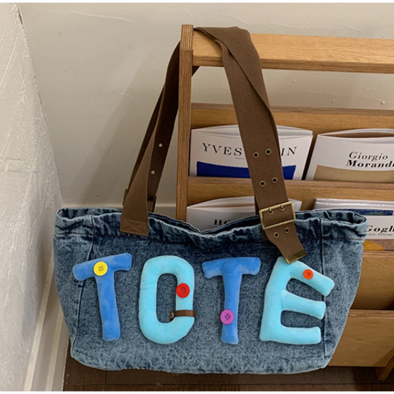 Gewaschene Denim Vintage Schultertasche, Große Kapazität Y2k Mädchen Flauschige Buchstaben Farbige Knöpfe Tragetasche, Hobo Pendler Canvas Handtasche – Detail 2
