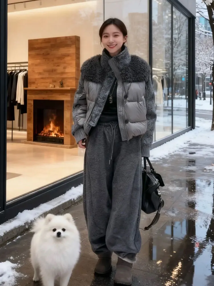 

Комплект из двух предметов: пуховик из овечьей шерсти в клетку и повседневные брюки. Теплый зимний модный женский костюм с высокой талией на молнии.