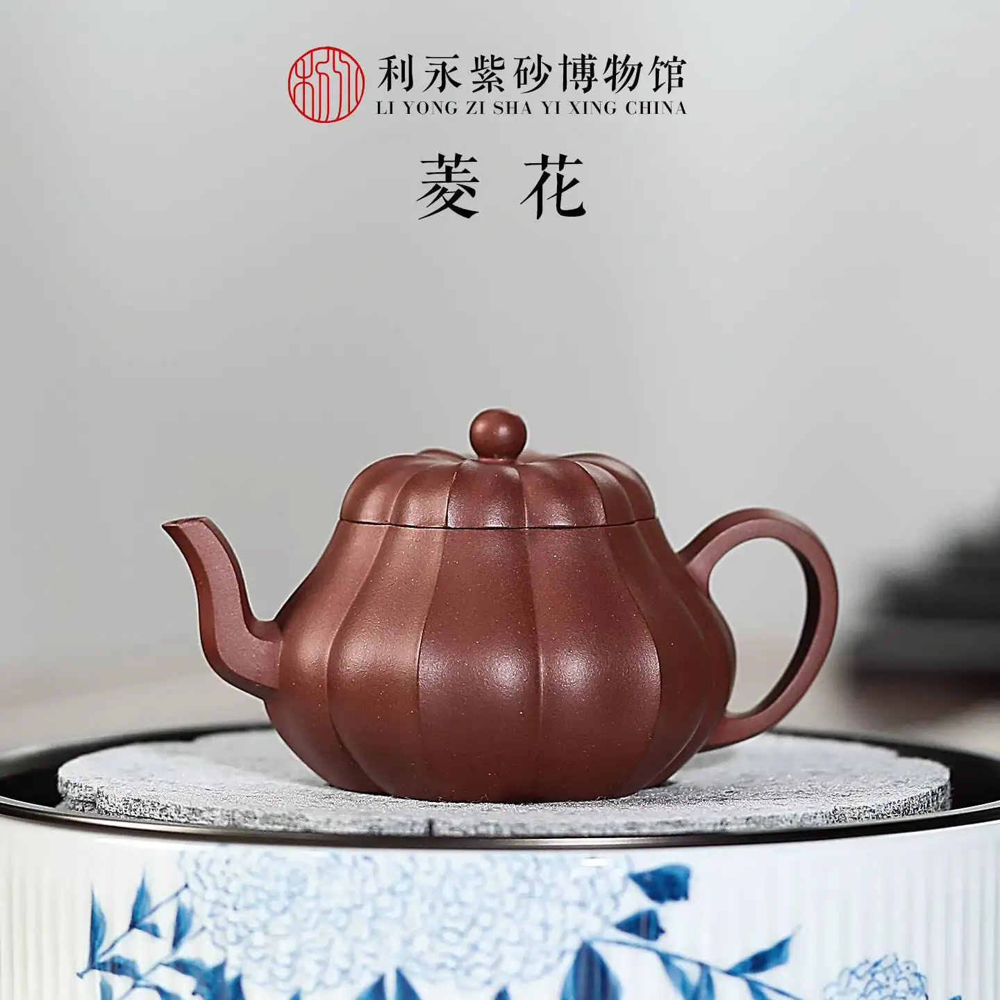 

Чайник из фиолетовой глины Liyong Yixing, изготовленный вручную известным мастером, для домашней коллекции, с оригинальной минеральной основой.