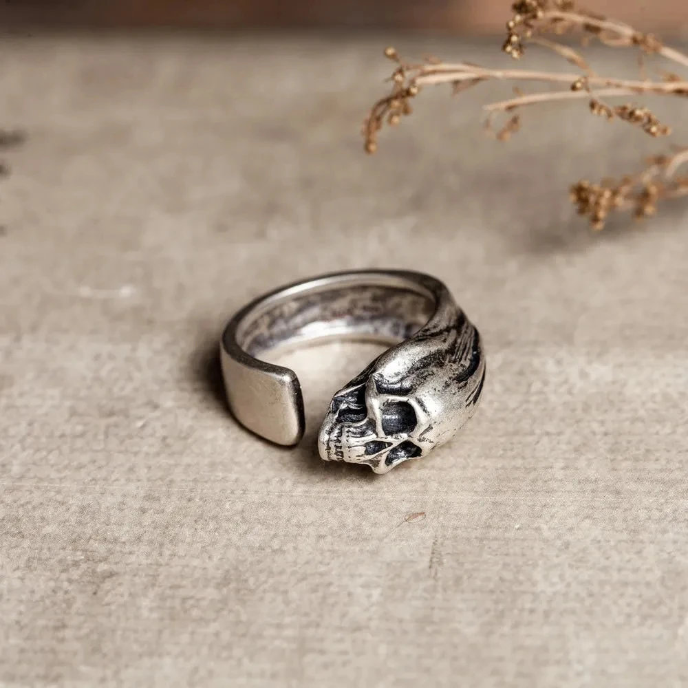 

Кольцо Dark Soul Skeleton Ring, серебряное, альтернативное, массивное, унисекс, на палец, аксессуар для рук, в стиле панк, с узором в виде черепа, ювелирное изделие