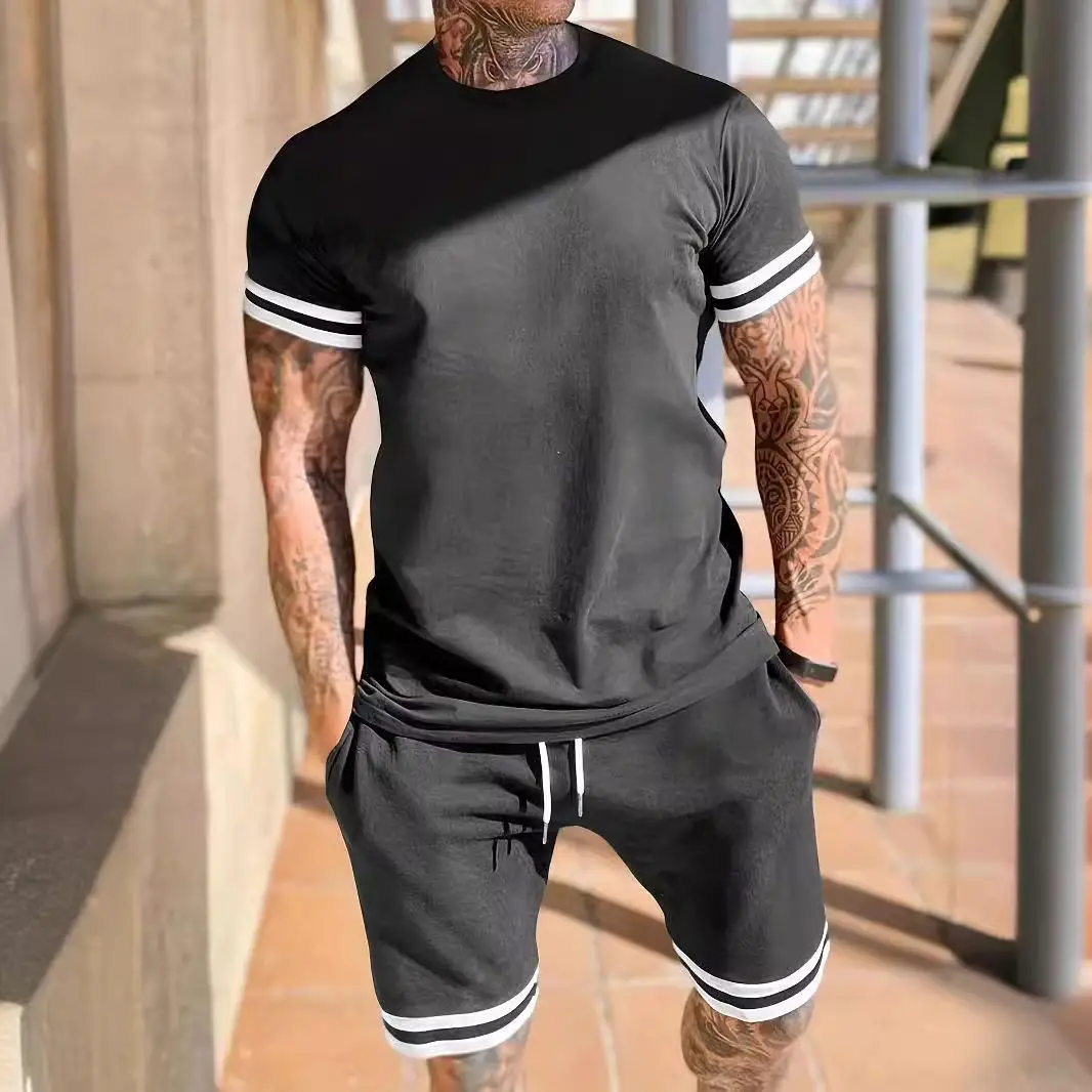 

Летний мужской комплект: футболка с коротким рукавом и круглым вырезом, спортивные повседневные шорты. Удобная, дышащая, легкая одежда.