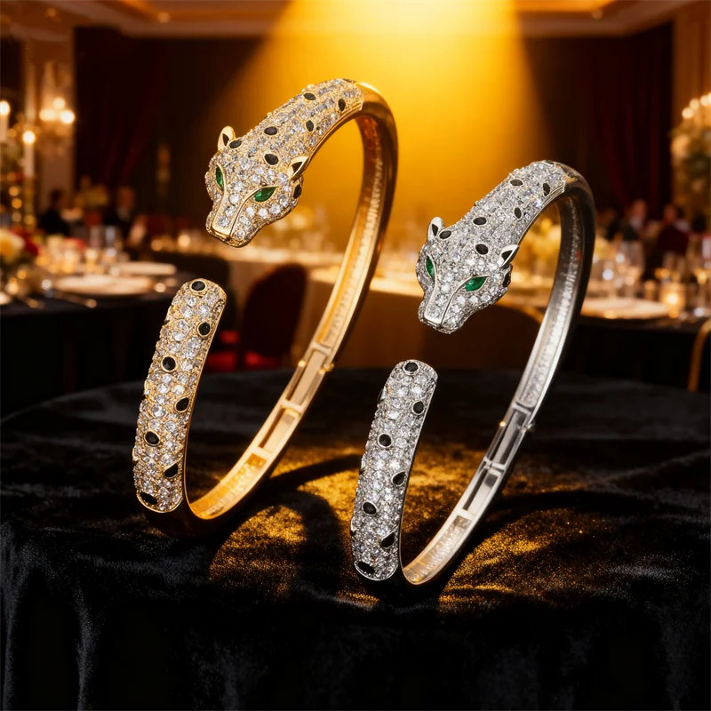 Brazalete de pantera de cristal con diamantes de imitación para mujer, brazalete con cabeza de leopardo de aleación de Zinc, diseño de moda, joyería de mano para fiesta