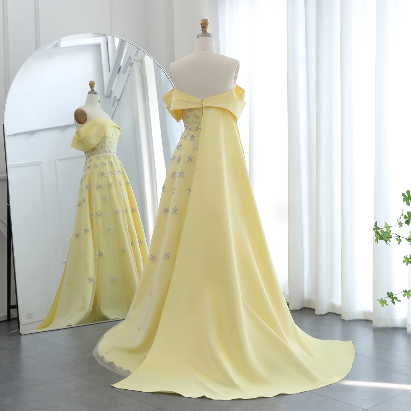 Sharon Said Luxuriöses gelbes Satin-Abendkleid aus Dubai mit Cape, schulterfrei, für arabische Frauen, Hochzeitsfeierkleider SS455, maßgeschneidert – Detail 12