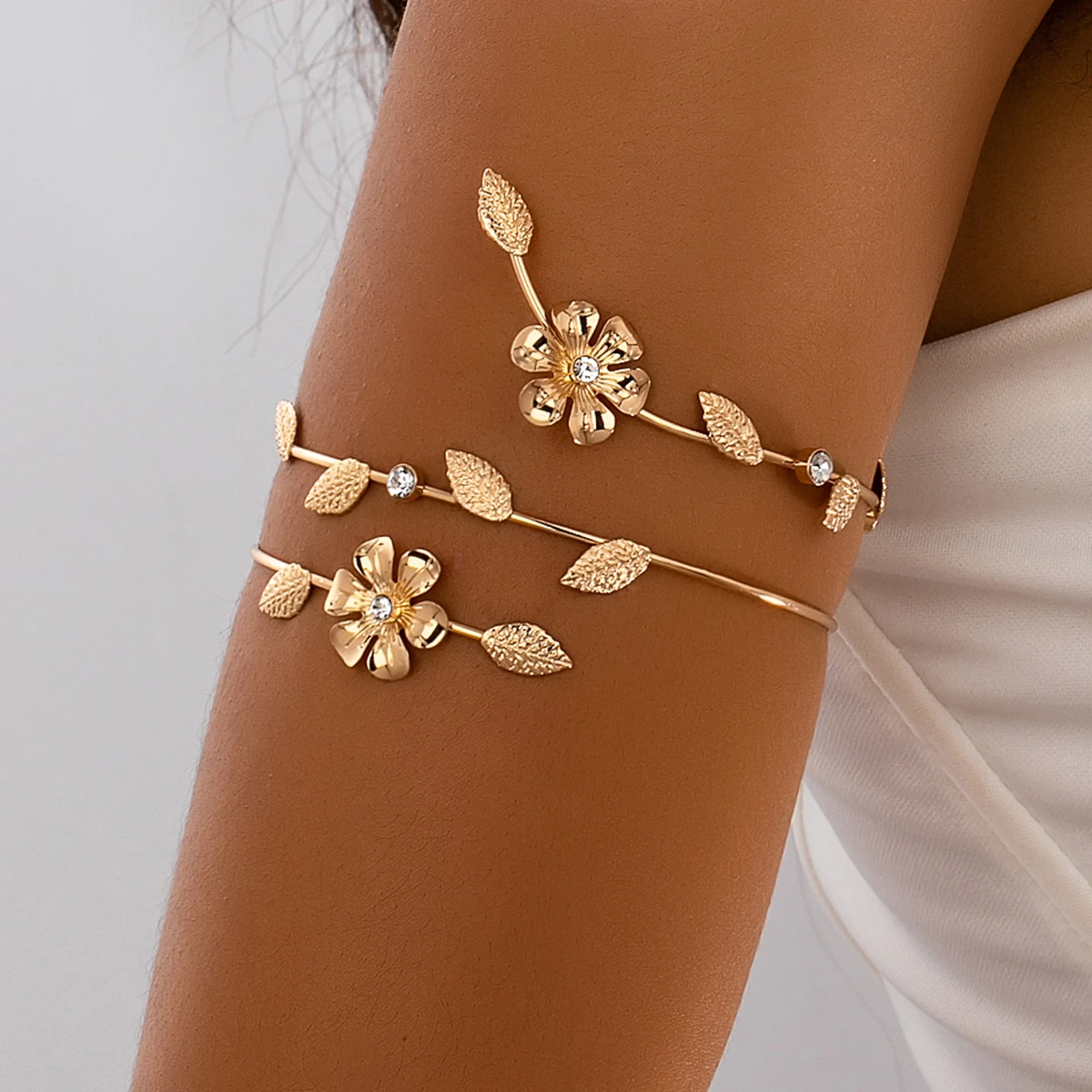 A Women's Arm Bracelet with Three-Dimensional Flower and Vine Designs, Available in Multiple Colors, Suitable for Daily Wear and Vacations