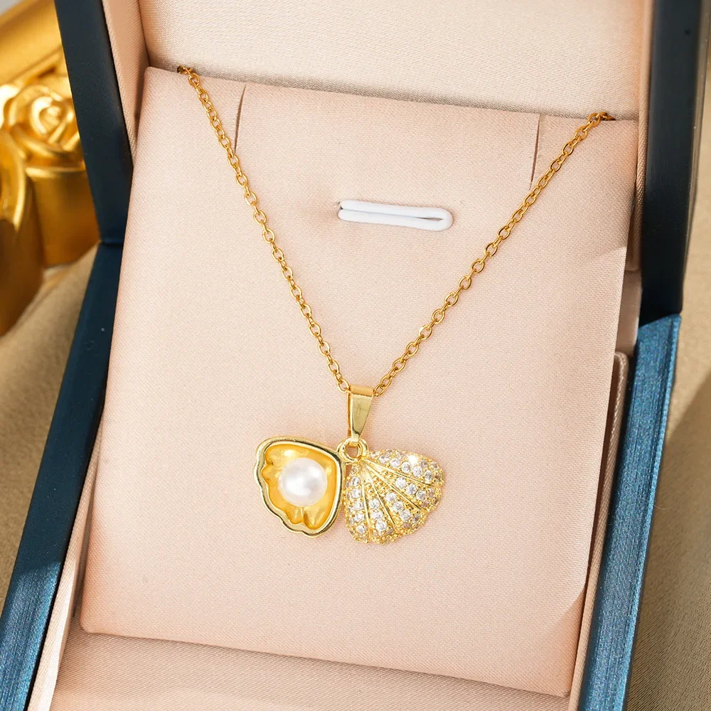 

The women's shell-shaped titanium steel necklace can be opened with a unique collarbone chain.