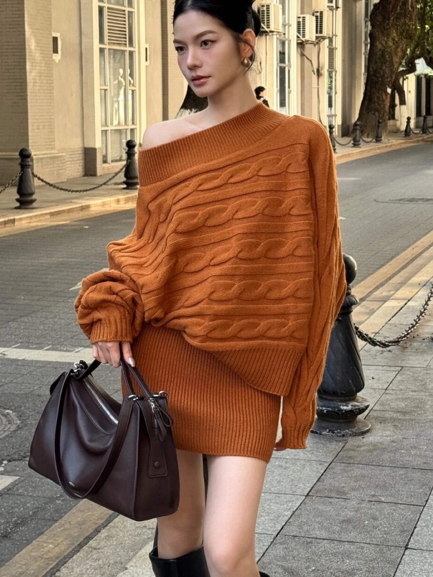 

Женский вязаный комплект из свитера и юбки с рукавами «летучая мышь» и дизайном с перекрученными плечами, повседневная одежда на все сезоны, весна 2026